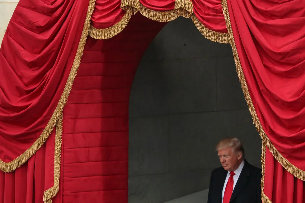 Donald Trump ankommer insettelsesseremonien på Capitol i Washington i januar ifjor.