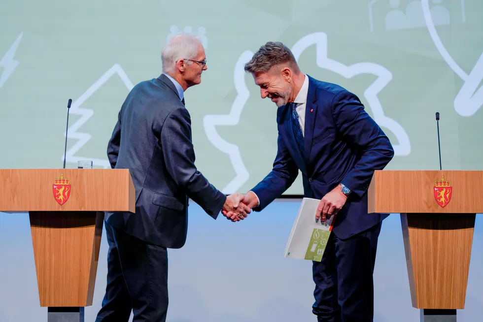 Energikommisjonens leder professor Lars Sørgard (NHH) avviser at kommisjonen anbefaler å subsidiere strømproduksjonen. Her overleverer Lars Sørgard rapporten til olje- og energiminister Terje Lien Aasland (til høyre).