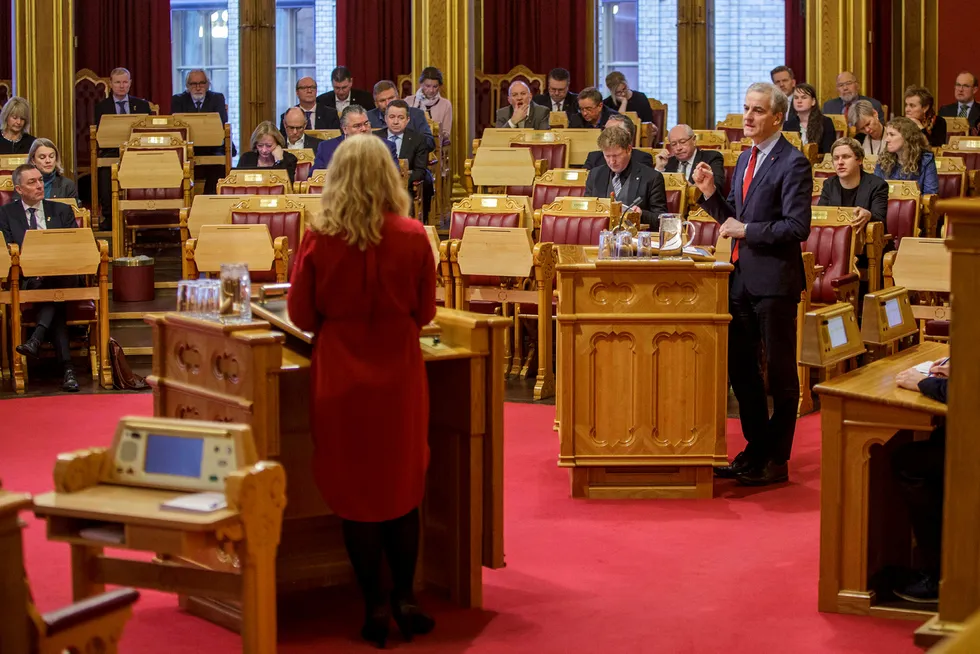 Ap-leder Jonas Gahr Støre beskylder regjeringen for å bevege seg bort fra arbeidslinjen. Arbeids- og sosialminister Anniken Hauglie (til venstre) svarer at Støre møter seg selv i døren.