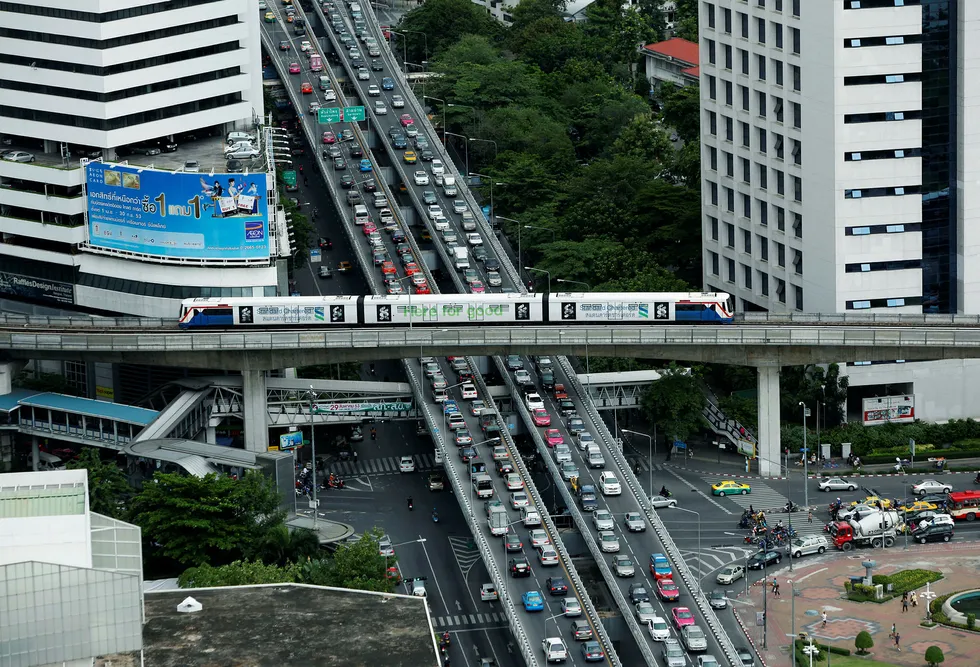 Uber sliter med å få fotfeste i de største metropolene i Sørøst-Asia fordi konkurransen er så stor. Avbildet er Skytrain som passerer over rushtrafikken i Bangkok i Thailand. Foto: Chaiwat Subraspom