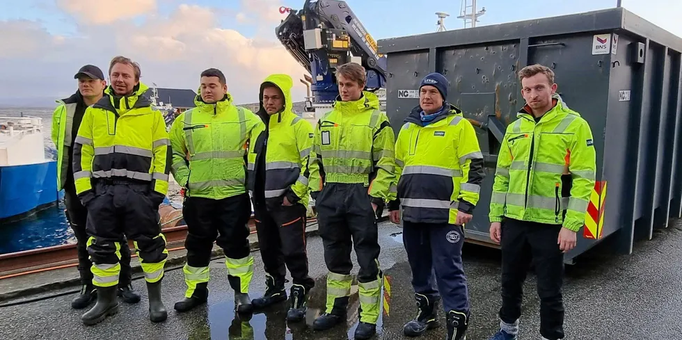 De tre som havnet i sjøen var Lars Guterud (nr. 2 fra venstre), Gino Moreno (nr. 3 fra venstre) og Lasse Andersen (nr. 3 fra høyre), opplyser Lerøy. De andre på bildet er kollegaene som reddet dem opp fra sjøen.