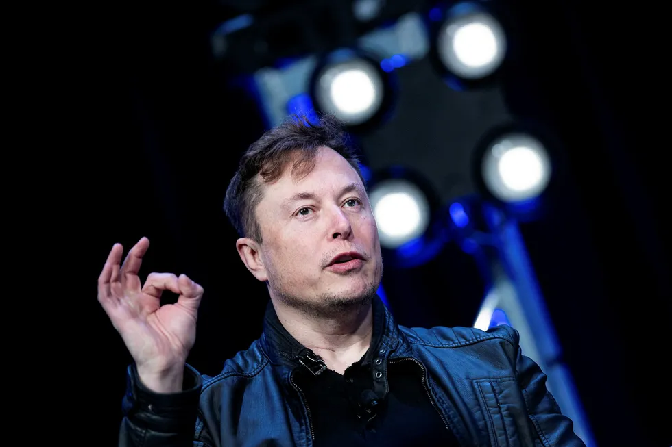 Teslas toppsjef Elon Musk har innfridd delmål som utløser en bonus verdt 7,4 milliarder kroner. Den nybakte seksbarnsfaren har satt Twitter i kok etter å ha gitt den nyfødte sønnen et noe uvant navn.