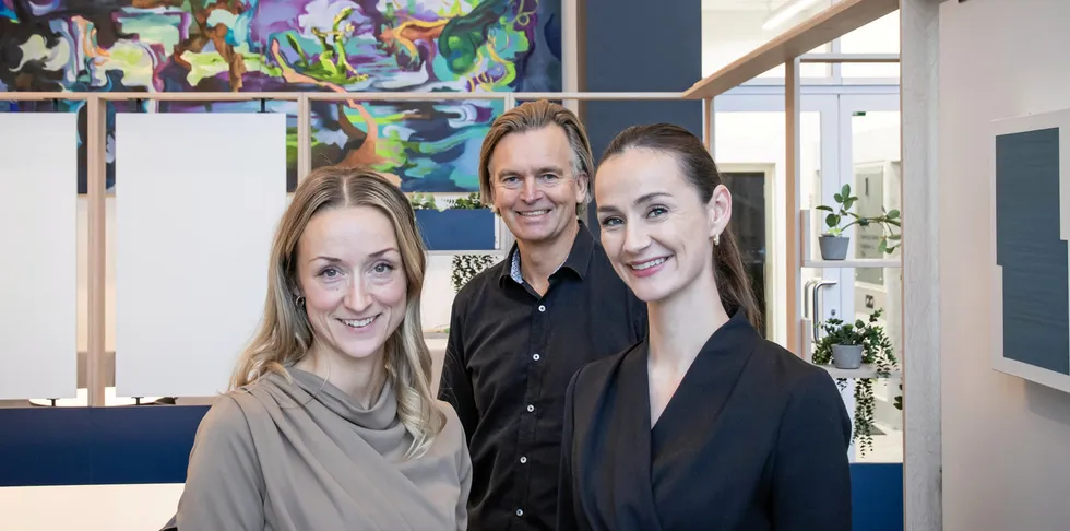 Fjordkraft-sjef Magnar Øyhovden (midten) gjør endringer i ledergruppen. Nye medlemmer er produktsjef Renate Larsen (t.v.) og markedssjef Sara Vabø.