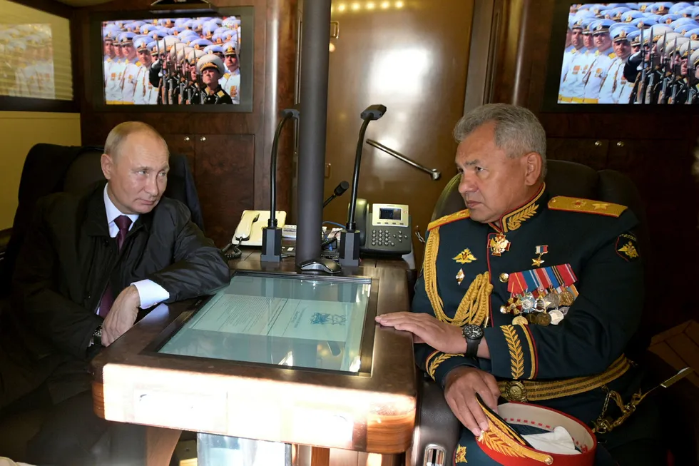 President Vladimir Putin og forsvarsminister Sergej Sjojgu har trolig lagt en slagplan foran USA-valget. Her er de to om bord i et marineskip ved Kronstadt utenfor St. Petersburg.