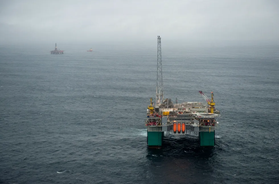 IEA mener Norge bør øke oljeproduksjonen. Her er oljeplattformen Gjøa i Nordsjøen. Foto: Elin Høyland