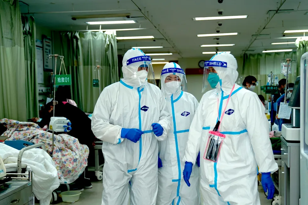 Medisinsk personell i på Minhang-sykehuset ved Fundan-universitetet i Shanghai onsdag denne uken. Kina opplever nye koronautbrudd, Norge har endelig en påske uten koronaregler.