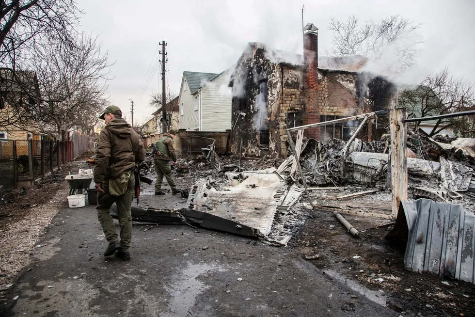 En ukrainsk hjelpearbeider inspiserer vrakrestene av et styrtet fly i Kyiv. Det er uklart hvordan flystyrten skjedde.