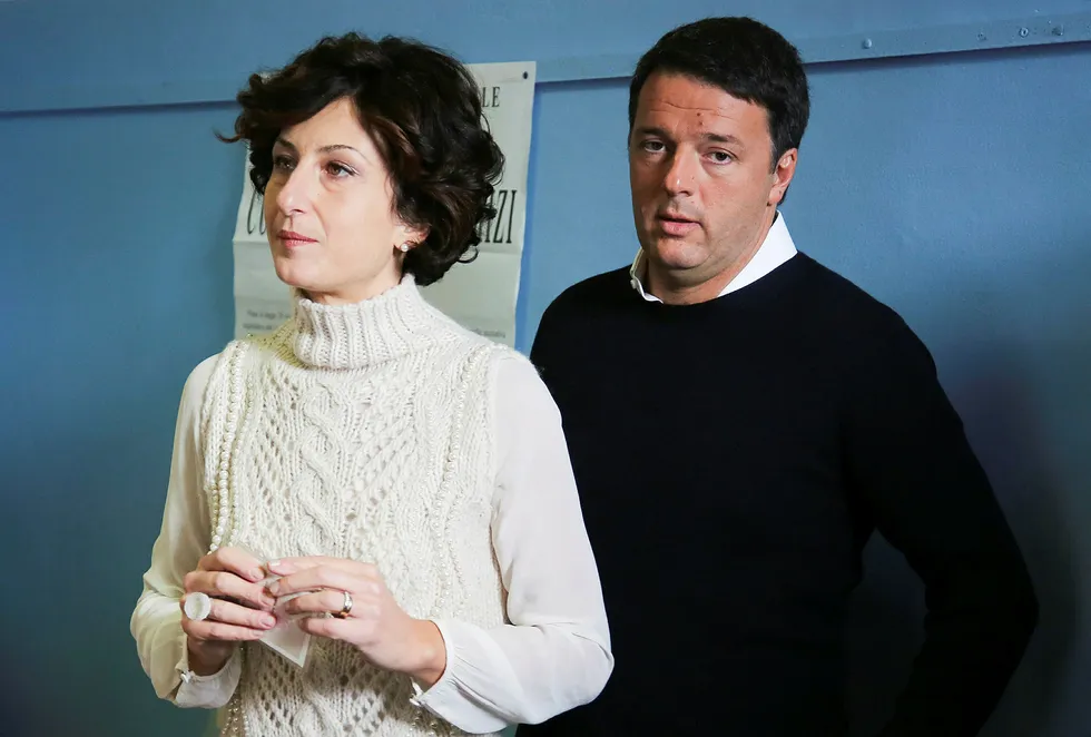 Italias statsminister Matteo Renzi og kona Agnese stemte i Pontassieve ved Firenze søndag formiddag. Om kvelden vil han delta på en valgvake i Roma. Foto: Leonardo Bianchi / Reuters / NTB scanpix