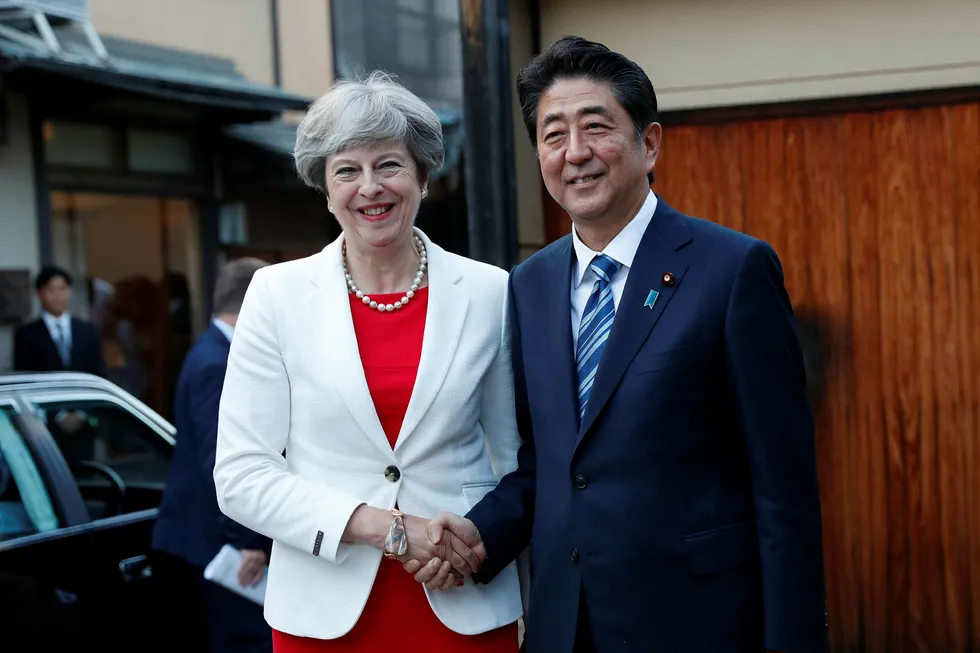 Den britiske statsministeren Theresa May ønskes velkommen av japans statsminister Shinzo Abe. Foto: LAURENT FIEVET