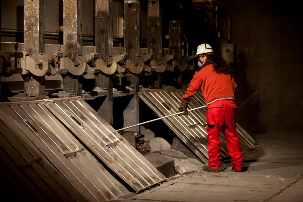 En verksarbeider i arbeid ved Hydros anlegg for produksjon av primæraluminium, eller flytende aluminium, på Karmøy. Foto: Hydro