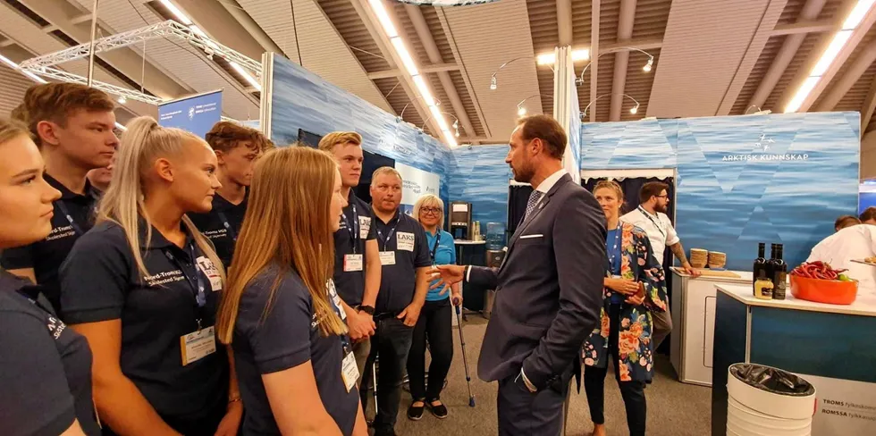 DIGITAL ELLER «HYBRID»: Kronprins Haakon tok seg tid til å snakke med akvakulturelevene fra Nord-Troms videregående skole under sitt besøk på Aqua Nor 2019. Foreløpig er det usikkert hvilken form Aqua Nor 2021 vil få: En ren digital messe, eller en «hybrid» messe med både et digitalt tilbud og besøkende.