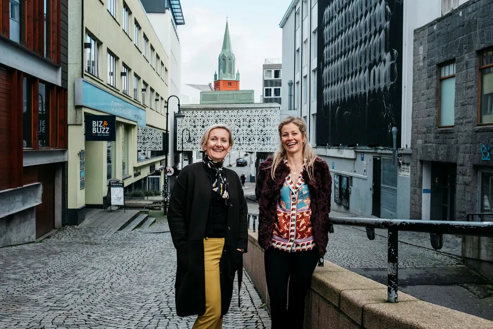Anne Langeland Espedal, til venstre, har sammen med sin ektemann Harald Espedal kjøpt eiendom i Stavanger Sentrum den siste tiden. Eiendomssjef i Retail Stavanger, Anne Kristine Waage, til høyre.