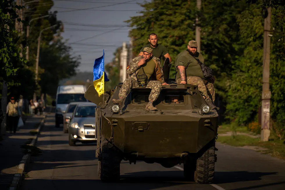 Ukrainske soldater kjører langs veiene i Bucha ved Kyiv, Ukriana, torsdag 8. september.