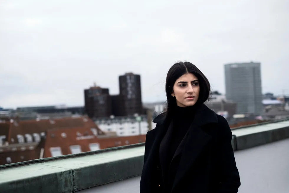 Bokaktuell. Som ungdom gjorde dansk-irakiske Zeinab Mosawi opprør mot foreldrene og deres kultur. Da ble hun sendt til Irak og holdt fanget.