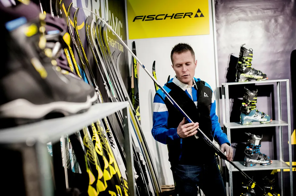 – Skisalget er ekstremt bra i år, sier Finor-selger Ole Henrik Robarth på Fischers stand på Norspomessen. Foto: Skjalg Bøhmer Vold