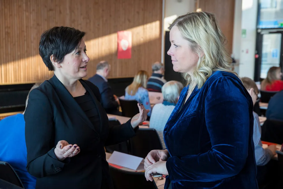 Tana-ordfører Helga Pedersen i samtale med Aps partisekretær Kjersti Stenseng. Nå kan det bli kampvotering mellom de to.