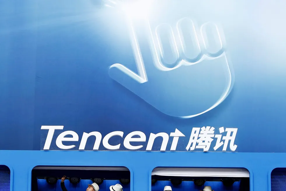 Tencent har hatt stor suksess med lynmeldingsappen WeChat, som har flere avanserte funksjoner enn vestlige konkurrenter. Her noen dansere under logoen til Tencent i forbindelse med en konferanse i Beijing. Foto: Kim Kyung-Hoon/Reuters/NTB Scanpix