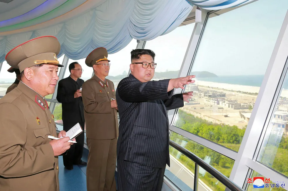 Nord-Koreas leder Kim Jong-un gjør utrenskninger i hæren foran toppmøtet med Donald Trump. Her med hærens nye generalstabssjefen Kim Su-Gil (til venstre) under en av sine sedvanlige inspeksjoner. Foto: KCNA/Reuters/NTB Scanpix