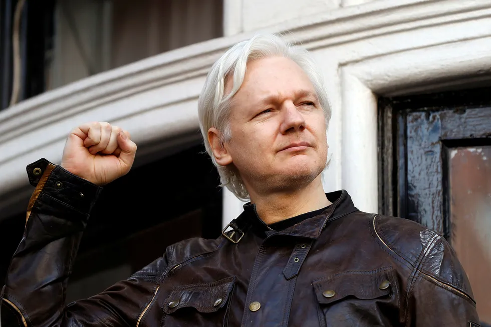 Julian Assange er innvilget statsborgerskap i Ecuador. Her hilser han på tilhengere utenfor Ecuadors ambassade i mai ifjor. Foto: Frank Augstein/AP photo/NTB Scanpix
