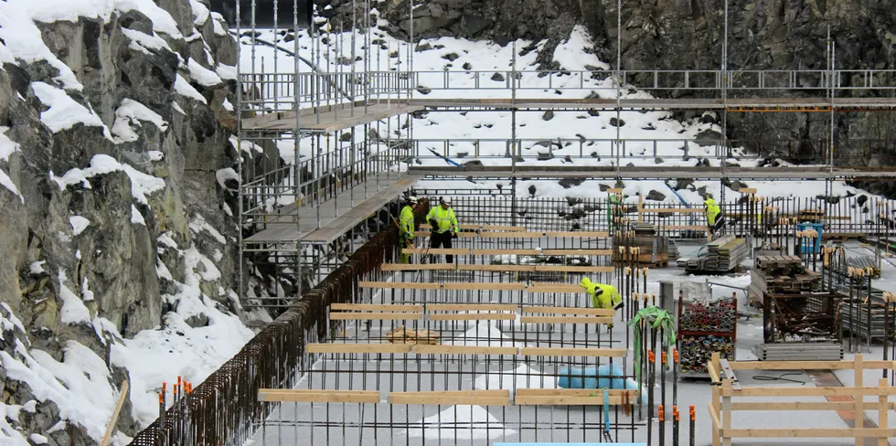 I sin rapport skriver EY at de tror at landbasert oppdrett vil gjøre seg gjeldende i fremtiden. Her fra Salmon Evolutions utbygning utenfor Molde.