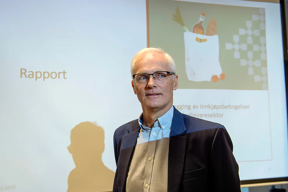 Konkurransedirektør Lars Sørgard forklarer forskjeller i innkjøpspriser i dagligvarebransjen som et resultat av «tøffe forhandlinger» mellom kjeder og leverandører.