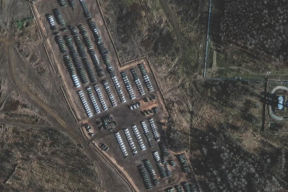 Satellittbildet fra 1. november viser russiske stridsvogner og pansret personellkjøretøy som er blitt flyttet opp mot grensen til Ukraina.
