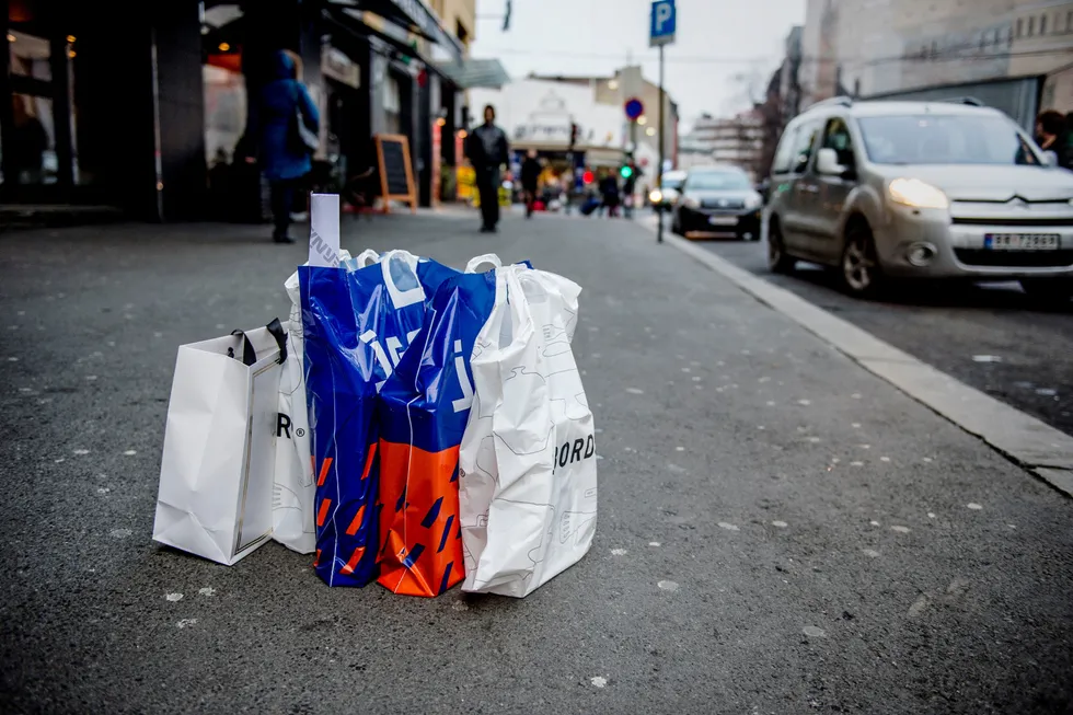 Fornuftige miljø- og klimatiltak gjør gjerne ting dyrere, som betaling for plastposer. Første butikk ut med tiltaket får en konkurranseulempe, så samarbeid må til, skriver Fredrik Ottesen.
