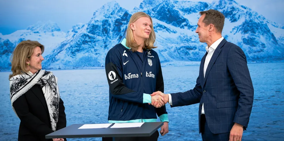 "It was only natural for me to enter this partnership," said Norwegian soccer superstar Erling Braut Haaland (centre), pictured here shaking hands with Norwegian Seafood Council CEO Christian Chramer.
