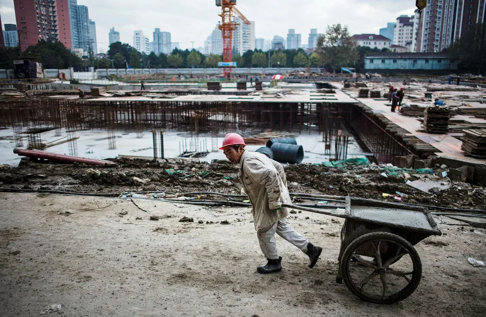 Råvarespekulanter har sendt prisene på jernmalm og stål kraftig opp i Kina. Nå strammer myndighetene inn i håp om å unngå nye bobler. Her fra en av Shanghais mange byggeplasser. Foto: Johannes Eisele/Afp/NTB scanpix