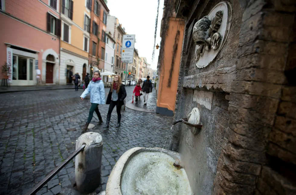 Det har skapt sinne at McDonalds har åpnet en restaurant i Borgo Pio rett ved Vatikanet. Foto: Andrew Medichini/AP photo/NTB scanpix