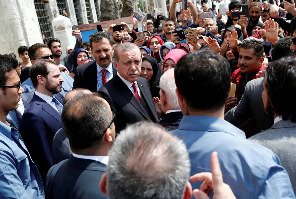 Tyrkias president Recep Tayyip Erdogan utenfor moskeen Eyup Sultan i Istanbul i Tyrkia. Foto: MURAD SEZER