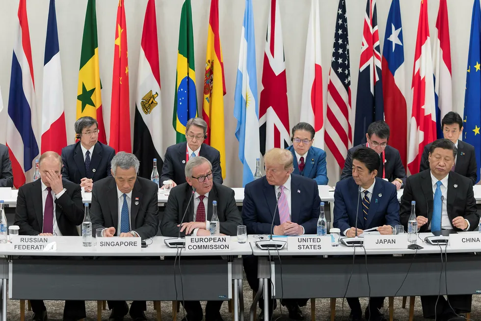 Jean-Claude Juncker deltar på G20-møtet denne helgen, her avbildet i midten sammen med en rekke av verdens mektigste ledere.