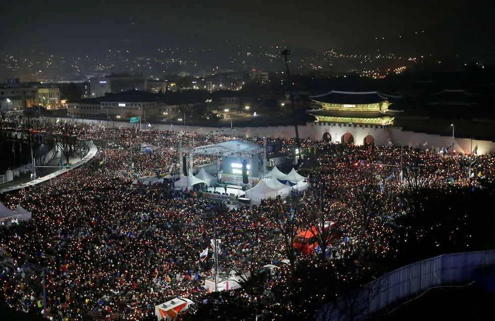Rundt 1,5 millioner mennesker demonstrerte mot Sør-Koreas president Park Geun-hye og forlangte hun må gå av i helgen. Dette er de største demonstrasjonene i Seoul siden 1980-tallet da landet var styrt av militæret. Foto: Ahn Young-joon/AP/NTB Scanpix