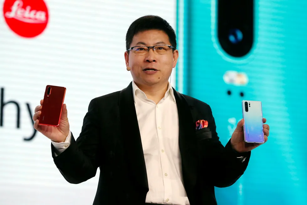 Huaweis konsernsjef Richard Yu lanserte flaggskipsmodellen Huawei P30 i mars. Huawei har økt salget av smarttelefoner kraftig det siste året og tar markedsandeler i et fallende marked.