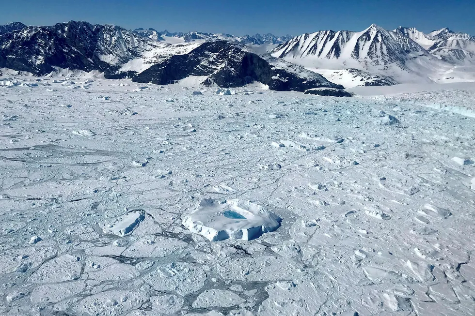 Det har vært 400 måneder på rad med unormalt høye temperaturer i verden. Her driver et isberg med en kulp av smeltevann utenfor Grønland. Foto: Linette Boisvert/NASA