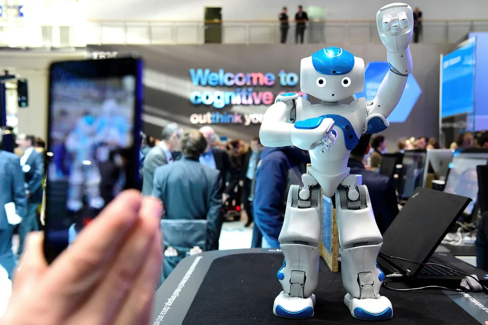 EU vil ha strengere regulering av roboter og kunstig intelligens (AI). På bildet tar en person bilde av en liten dansende robot på CEBIT-messen i Hannover i Tyskland i mars. Foto: John Macdougall/AFP photo/NTB scanpix