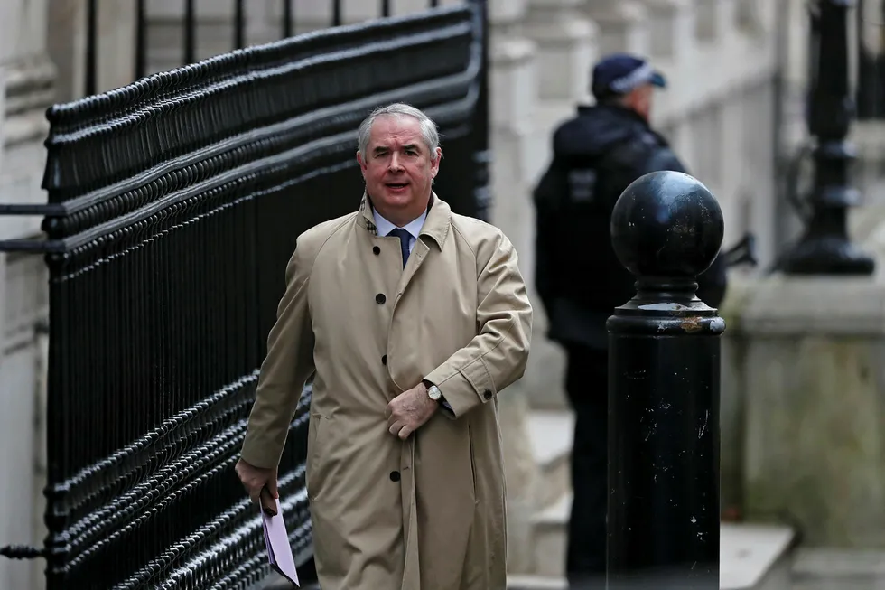 Regjeringsadvokat Geoffrey Cox er dagens mann i brexitdramaet. Her ankommer han Downing Street i London tirsdag formiddag.