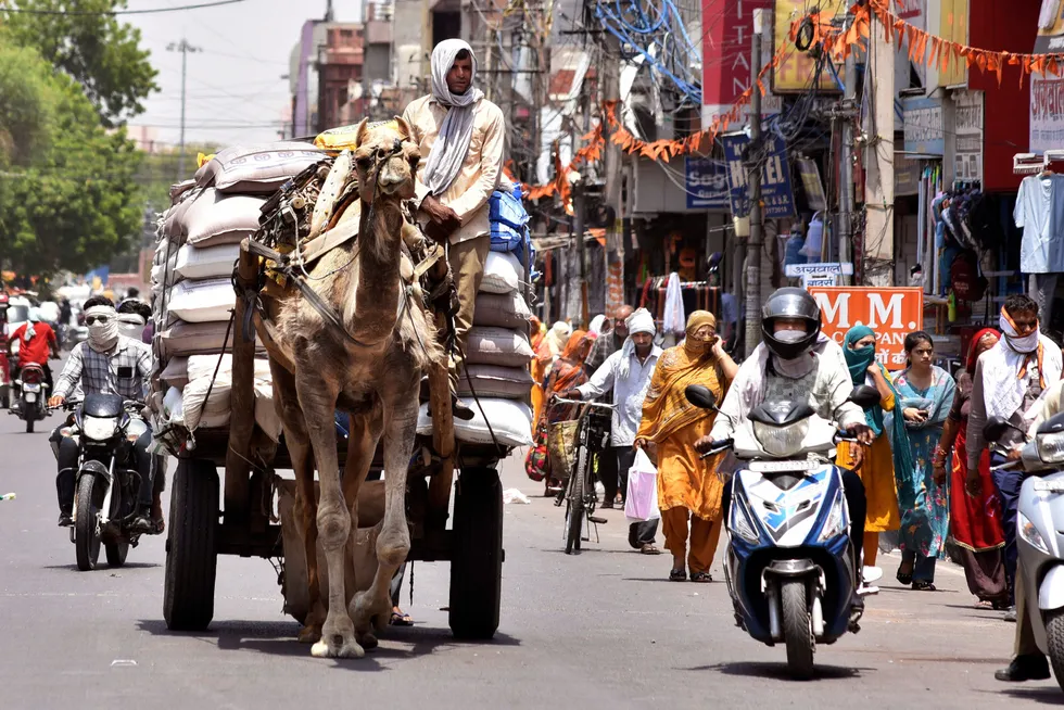 I byen Bikaner i delstaten Rajasthan i India prøver innbyggerne å beskytte seg ved hjelp av skjerf mot ekstrem varme. Strømforbruket var rekordhøyt under årets lange hetebølgen i landet.