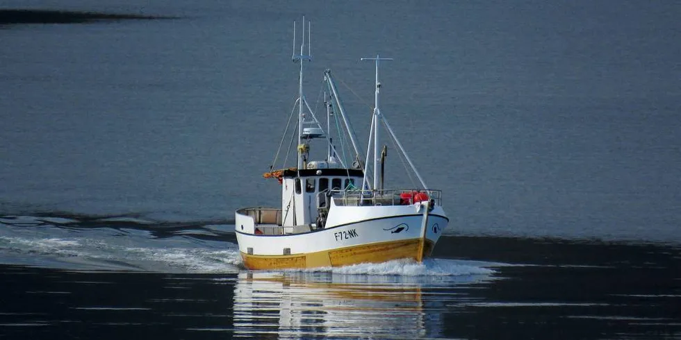 FARTØYINSTRUKS: Honningsvåg-sjarken «Benoni» er en av båtene som skal ha fartøyinstruks på plass før 1. januar, og som risikerer at instruksen blir koblet mot fiskerettighetene i åpen gruppe. Det frykter ikke reder Per Sigmund Lysø, som her er på vei hjem fra Svolvær med nypusset båt etter at alt instruks-arbeid er vel gjennomført.Foto: Jon Eirik Olsen