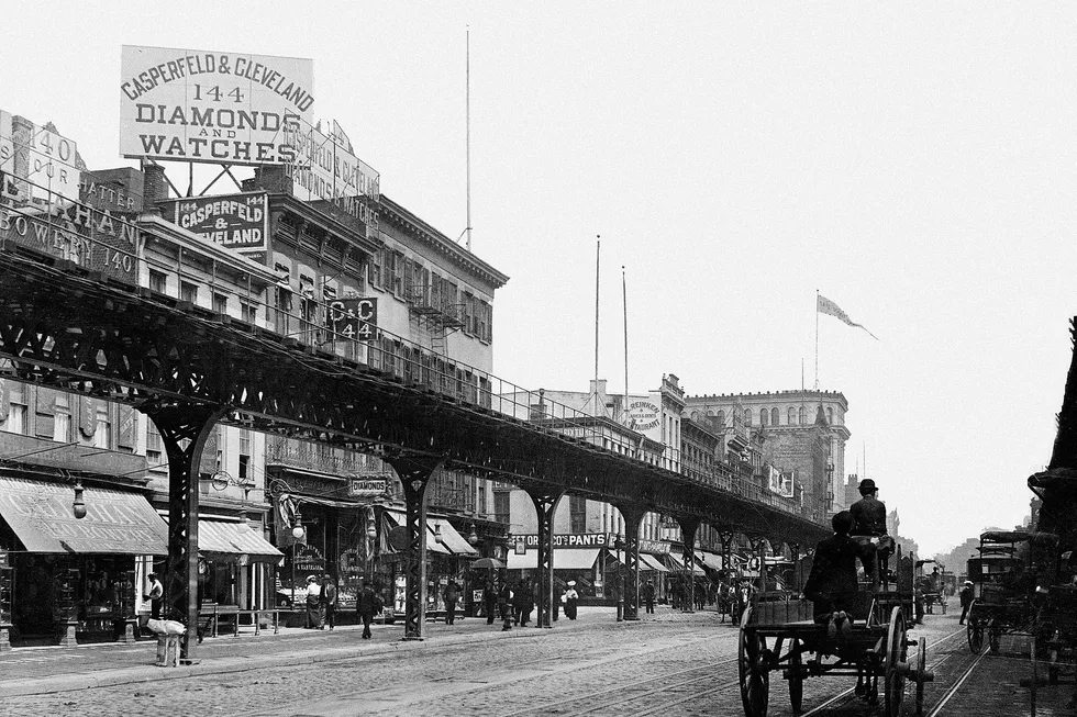 Bybefolkningen i USA hadde økt med 30 millioner på hundre år. Bilde viser 14 gate og Fift Avenue i New York 1898. Foto: Ap/NTB Scanpix