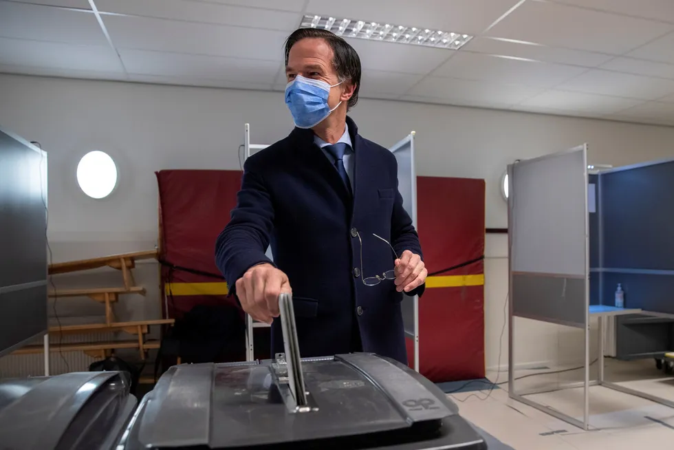 Statsminister Mark Rutte stemte stemte i Haag onsdag - og blir trolig Nederlands lengst sittende statsminister.
