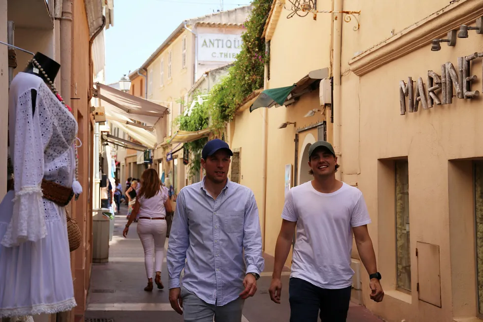 Capsgründerne Alexander (29) og Sebastian Salvesen Adams (34) bruker St Tropez som «laboratorium» i sommer for å finne ut hvilke land de skal satse videre i. Foto: Kine Førsvoll/Privat