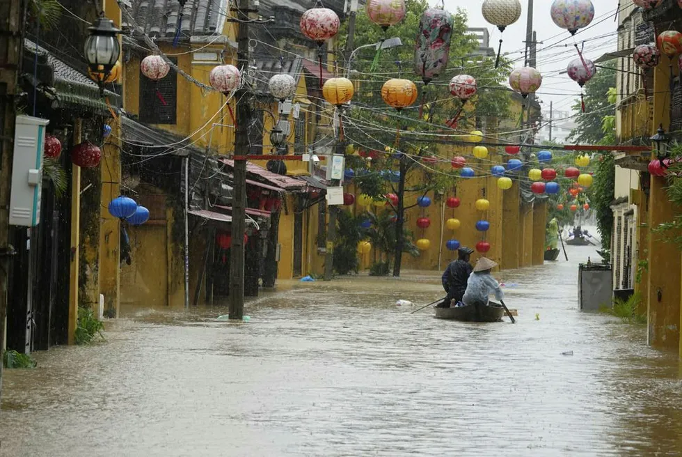 Bilde fra turistbyen Hoi An, hardt rammet av tyfonen Damrey. Foto: STR