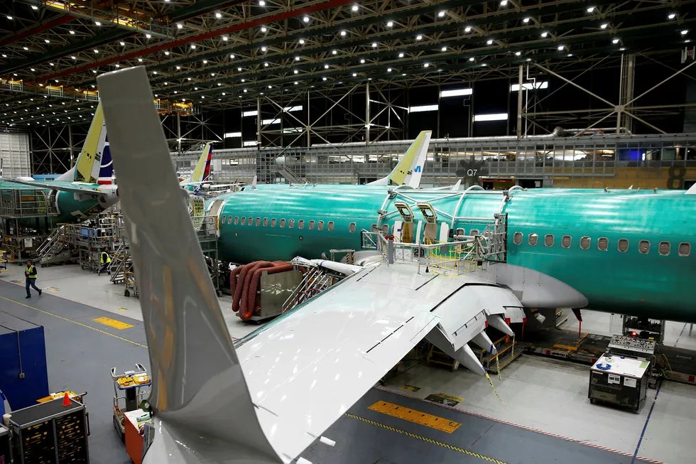 Et av Boeings 737 Max-fly undersøkes på en av flyprodusentens fabrikker i Renton i Washington.