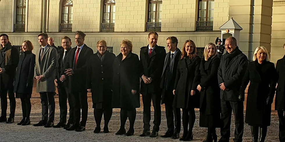 Den nye regjeringen har statsråder fra Høyre, Venstre og Krf.