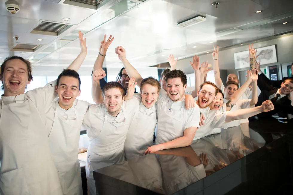 Restaurant Maaemo beholder sine tre stjerner i årets Michelin-guide. Her jubler kokkene da de fikk 3 stjerner i 2016. Foto: Luca Kleve-Ruud