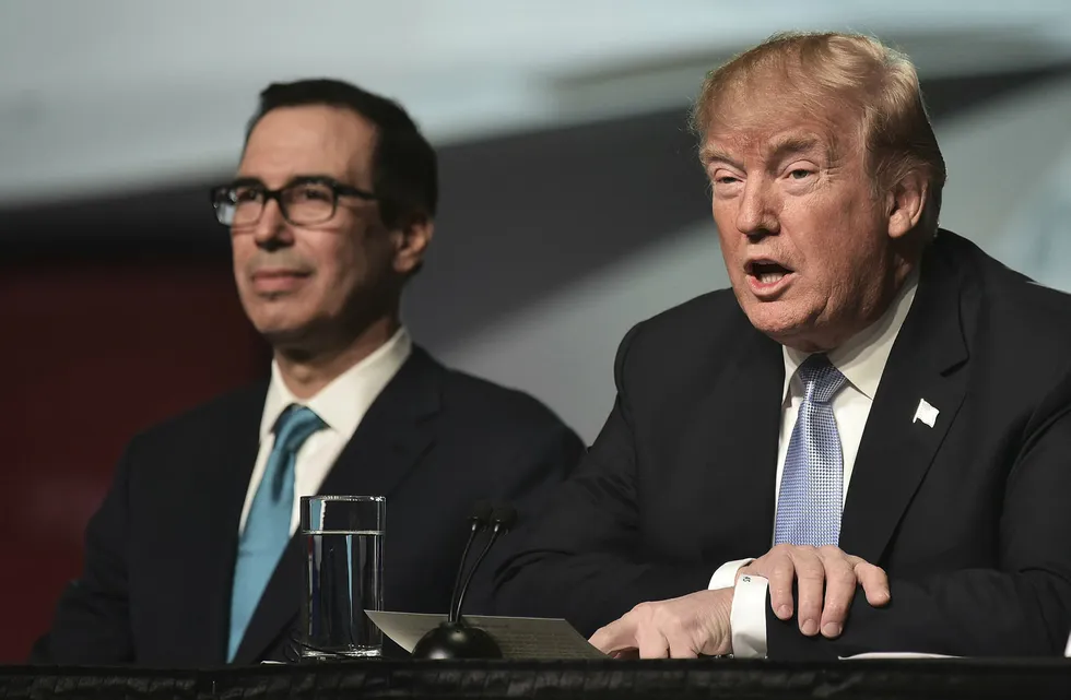 President Donald Trump sier han er ekstremt fornøyd med jobben finansminister Steven Mnuchin (til venstre) gjør.