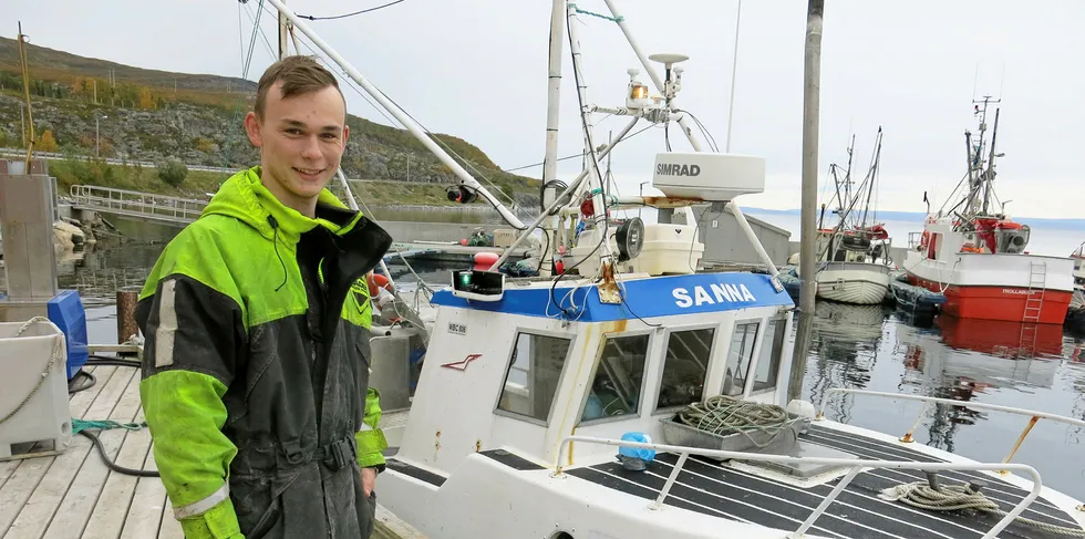 FERDIG LEVERT: Mathias Pettersen (22) fra Kjøllefjord med sluttseddelen i hånda etter å ha levert krabbefangsten i Smørfjord.