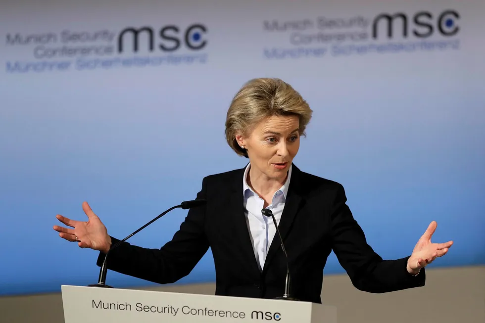 Tysklands forsvarsminister Ursula von der Leyen holdt åpningstalen på Munich Security Conference. Foto: Matthias Schrader / AP / NTB scanpix