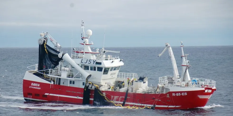 «Bøen» på hektisk makrellfiske i fjor. Foto: Kystvakten